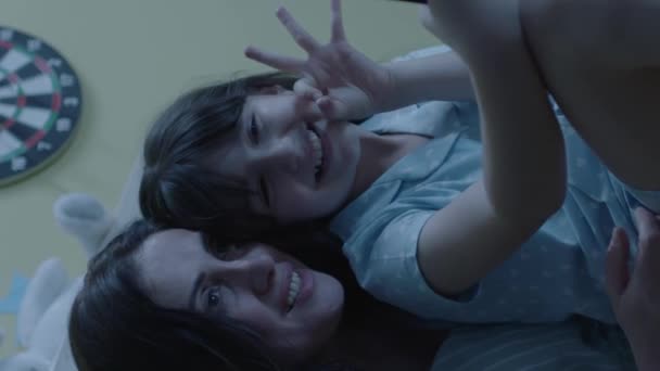 Szczęśliwa Matka Córeczka Leżąca Wygodnym Łóżku Nocy Oglądająca Filmy Smartfonie — Wideo stockowe