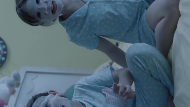 Dos Hermanas Pequeñas Pijama Blanco Divierten Dormitorio Haciéndose Máscaras Hidratantes — Vídeo de stock