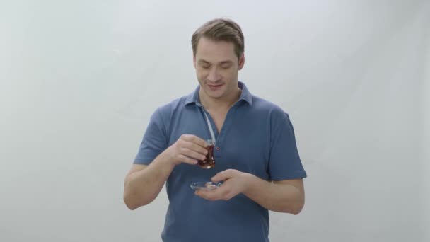 Junger Mann Trinkt Türkischen Oder Schwarzen Tee Aus Einem Durchsichtigen — Stockvideo