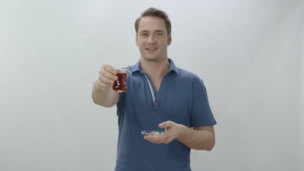 Młody Człowiek Pijący Turecką Lub Czarną Herbatę Przezroczystego Szkła Kryte — Wideo stockowe