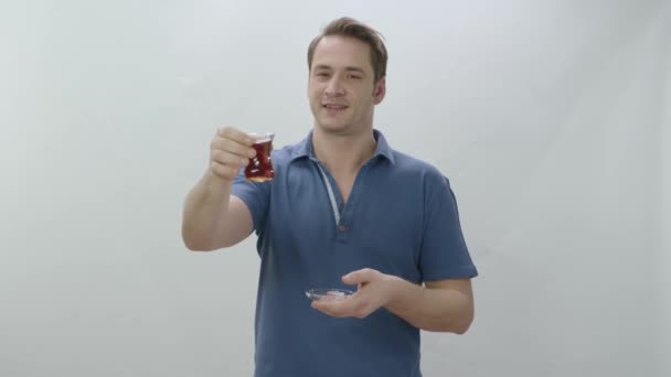 Junger Mann Trinkt Türkischen Oder Schwarzen Tee Aus Einem Durchsichtigen — Stockvideo