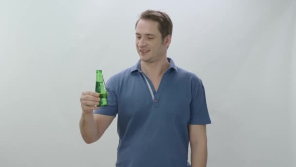 Sonriente Hombre Sediento Bebiendo Bebida Mineral Una Botella Vidrio Joven — Vídeos de Stock