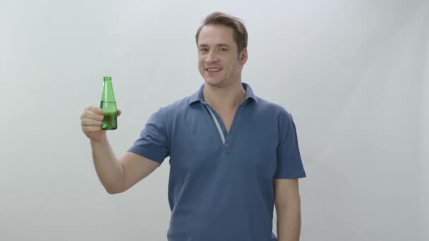 Leende Törstig Man Som Dricker Mineraldryck Glasflaska Ung Man Som — Stockvideo