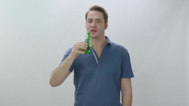 Sonriente Hombre Sediento Bebiendo Bebida Mineral Una Botella Vidrio Joven — Vídeos de Stock