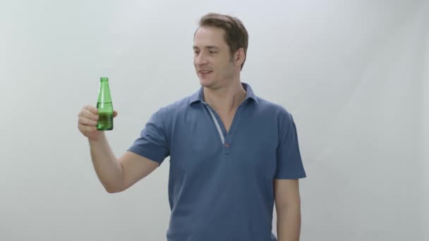 Χαμογελώντας Διψασμένος Άνθρωπος Πίνοντας Μεταλλικό Ποτό Από Γυάλινο Μπουκάλι Νεαρός — Αρχείο Βίντεο