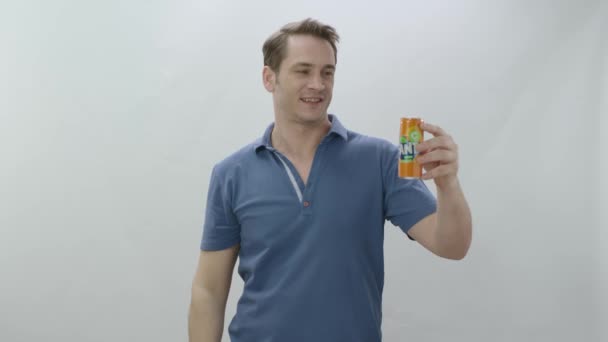 Uomo Beve Fanta Dalla Bottiglia Metallo Giovane Che Beve Soda — Video Stock