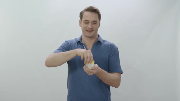 Con Una Confezione Crema Pelle Maschile Isolata Sfondo Bianco Uomo — Video Stock