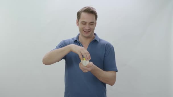 Hålla Förpackning Med Manlig Hudkräm Isolerad Vit Bakgrund Mannen Öppnar — Stockvideo