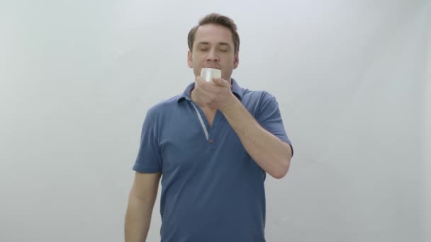 Sujetando Paquete Crema Piel Masculina Aislada Sobre Fondo Blanco Hombre — Vídeo de stock