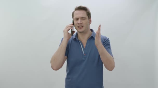 Orolig Förolämpad Och Arg Ung Man Stående Talar Telefonen Arg — Stockvideo