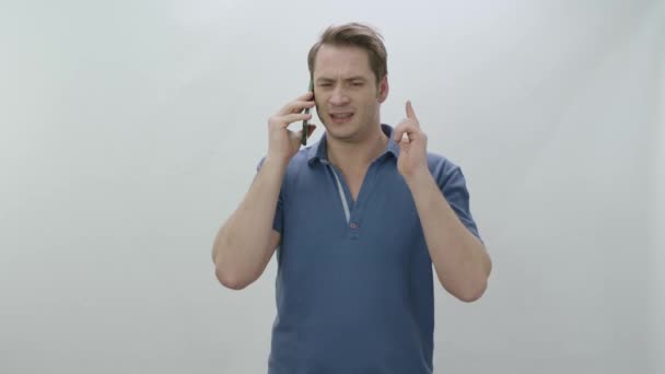 Wściekły Młody Człowiek Rozmawiający Przez Telefon Komórkowy Odizolowany Białym Tle — Wideo stockowe
