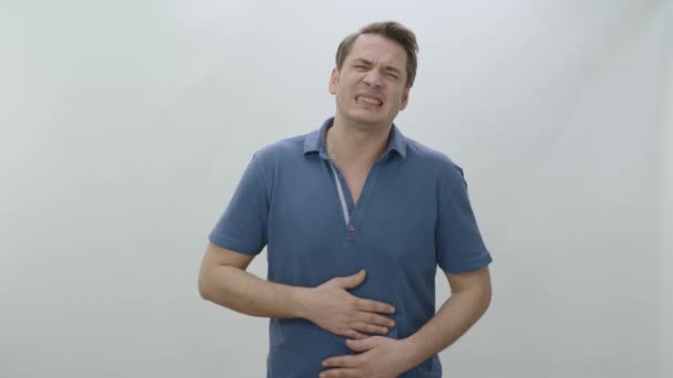 Homem Apertando Estômago Com Mãos Devido Dor Abdominal Homem Com — Vídeo de Stock