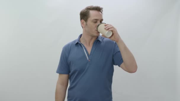Студийный Портрет Молодого Человека Бумажной Кофейной Муга Положительный Человек Пьет — стоковое видео