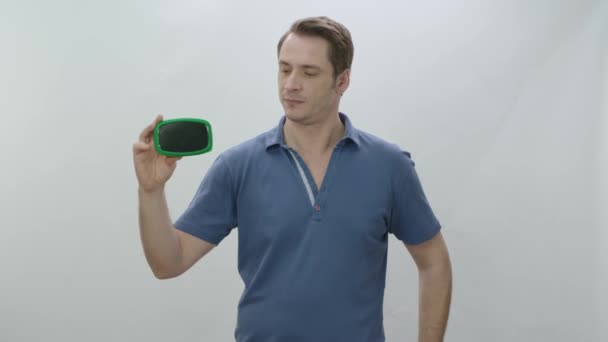 Muž Držící Zelenou Skříňku Ukazuje Krabici Výrobky Tvůrčí Umělci Mohou — Stock video