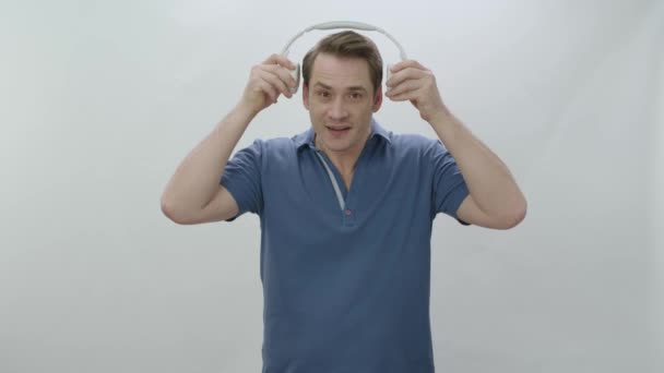 Człowiek Noszący Słuchawki Bezprzewodowe Dobrze Się Bawiący Podczas Słuchania Muzyki — Wideo stockowe