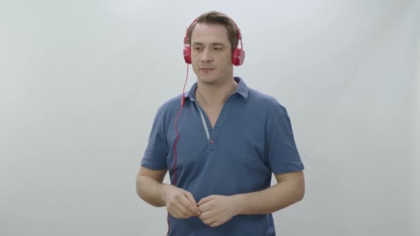 Człowiek Noszący Słuchawki Przewodowe Bawiący Się Podczas Słuchania Muzyki Człowiek — Wideo stockowe
