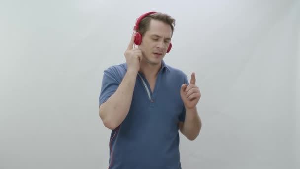 Człowiek Noszący Słuchawki Przewodowe Bawiący Się Podczas Słuchania Muzyki Człowiek — Wideo stockowe