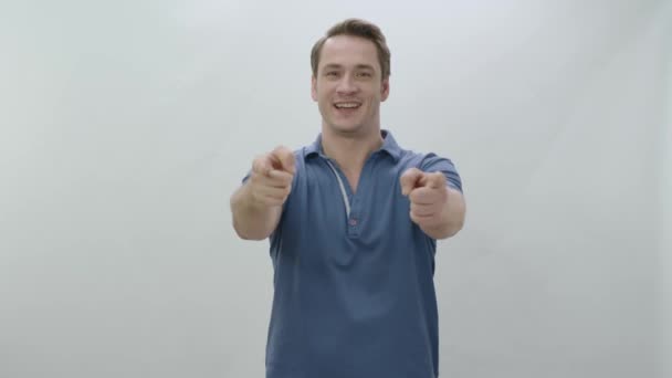 Veselý Muž Udělal Gesto Rukou Ukázal Kameru Pozdravil Veselý Přátelský — Stock video