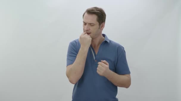 Een Gestresste Stinkende Man Die Spijkers Een Witte Achtergrond Bijt — Stockvideo