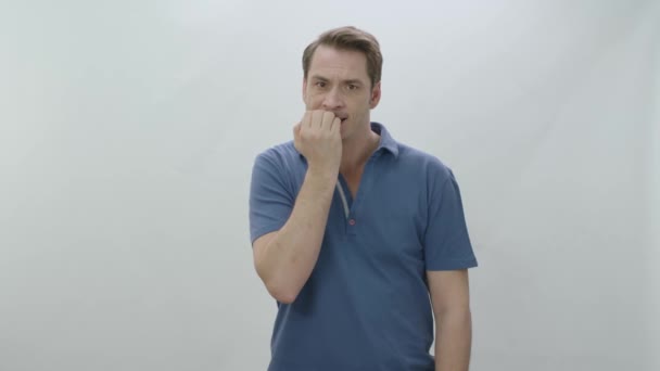 Homme Stressé Puant Mordant Des Ongles Isolés Sur Fond Blanc — Video