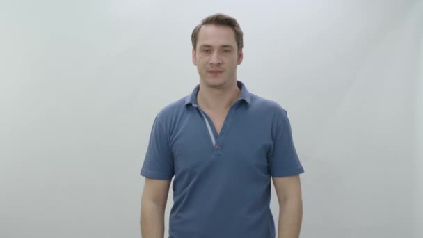 Homme Avec Une Expression Faciale Colère Isolé Sur Fond Blanc — Video
