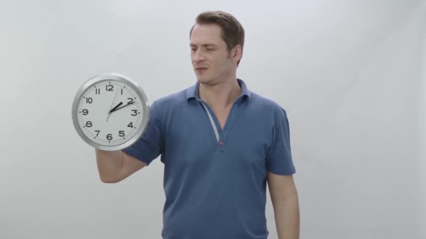 Retrato Personagem Jovem Segurando Grande Relógio Parede Homem Mostra Que — Vídeo de Stock