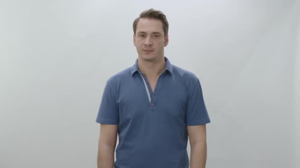 Homme Avec Une Expression Faciale Colère Isolé Sur Fond Blanc — Video