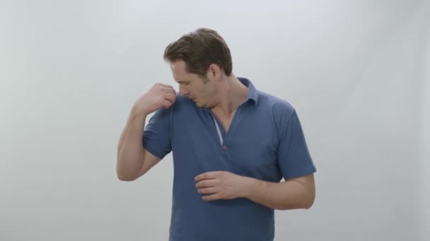 Pria Yang Berkeringat Berat Terisolasi Pada Latar Belakang Putih Bau — Stok Video
