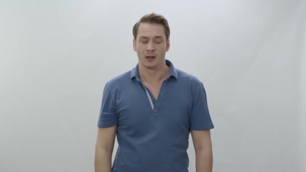 Portré Fiatal Férfi Tüsszentés Allergia Lassú Mozgásban Egészségügyi Probléma Allergia — Stock videók