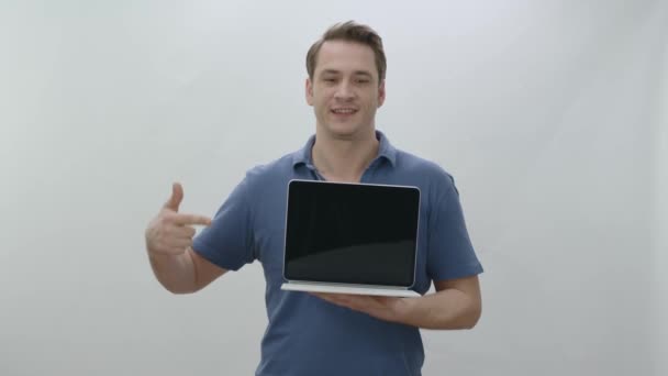 배경에 태블릿 컴퓨터를 손가락으로 태블릿 컴퓨터의 내부를 가리키는 창의적 사람들은 — 비디오