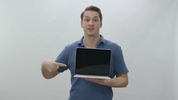 Geïsoleerde Jongeman Met Een Tabletcomputer Witte Achtergrond Jongeman Die Met — Stockvideo