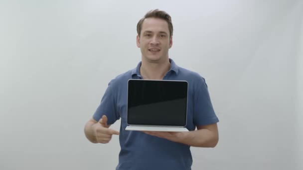배경에 태블릿 컴퓨터를 손가락으로 태블릿 컴퓨터의 내부를 가리키는 창의적 사람들은 — 비디오