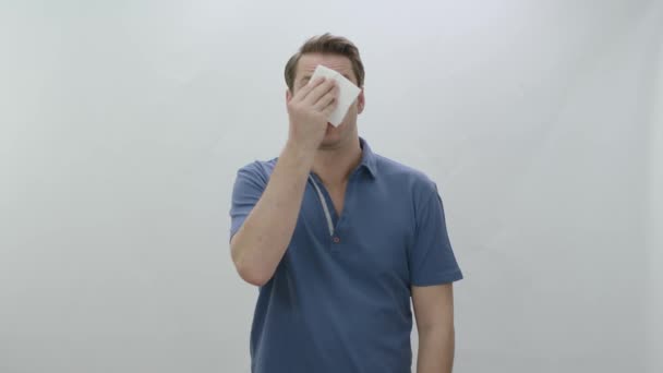 Junger Mann Beschwert Sich Über Sommerhitze Isoliert Auf Weißem Hintergrund — Stockvideo