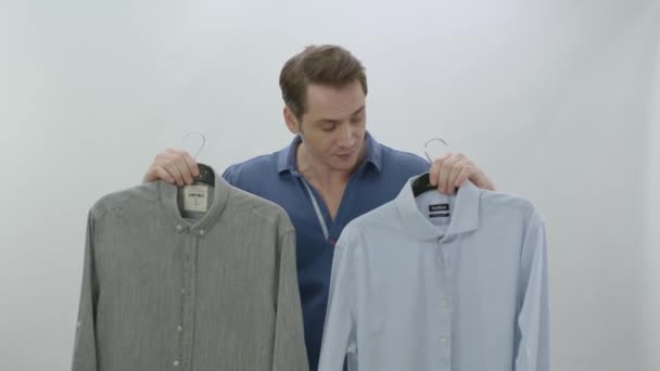 Adam Hangi Gömleği Giyeceğine Karar Veremiyor Kıyafet Seçimine Karar Veremeyen — Stok video