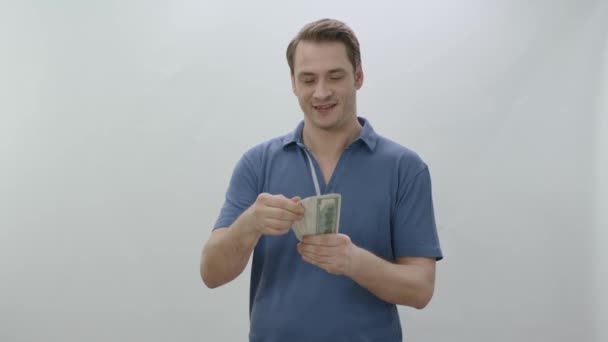 Junger Mann Zählt Seine Dollars Gewinnen Sie Viel Geld Lotterie — Stockvideo