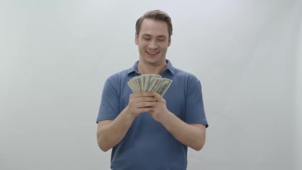 Молодой Человек Считает Свои Доллары Раздувает Себя Выигрывает Большие Деньги — стоковое видео
