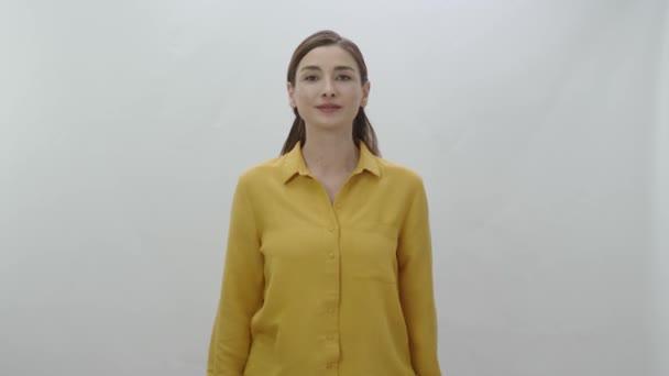 Šťastný Úsměv Krásná Žena Dívá Kameru Usmívá Bílém Pozadí Usmívající — Stock video