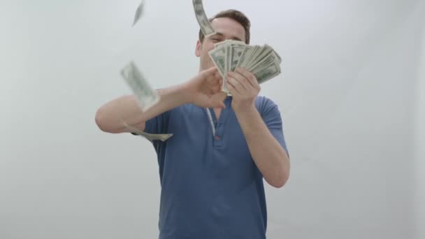 Молодой Человек Считает Свои Доллары Бросает Воздух Выиграй Большие Деньги — стоковое видео