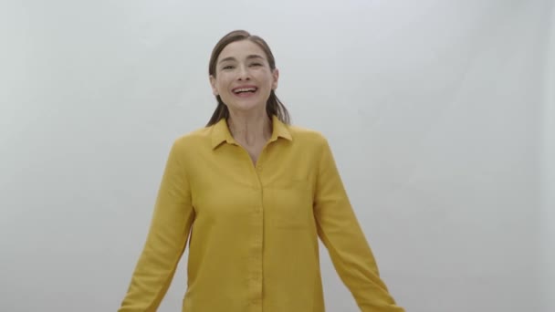 Feliz Sonrisa Hermosa Mujer Mirando Cámara Sonriendo Sobre Fondo Blanco — Vídeo de stock