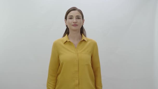 Joyeux Sourire Belle Femme Regardant Caméra Souriant Sur Fond Blanc — Video