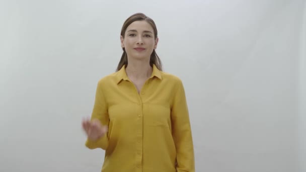 Tout Bien Jeune Femme Positive Faisant Signe Souriant Caméra Fond — Video