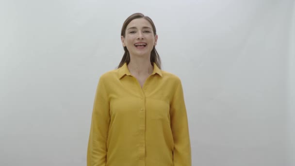 Cara Femenina Sonriente Con Sonrisa Perfecta Sobre Fondo Blanco Feliz — Vídeos de Stock