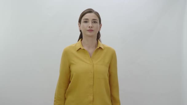 Портрет Тривожної Нервової Збентеженої Неспокійної Молодої Жінки Жінка Ізольована Білому — стокове відео