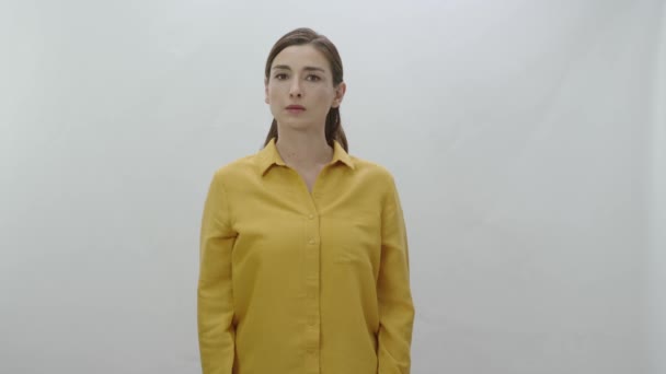 Vrouw Wil Niet Blootgesteld Worden Aan Geweld Probeert Zichzelf Beschermen — Stockvideo