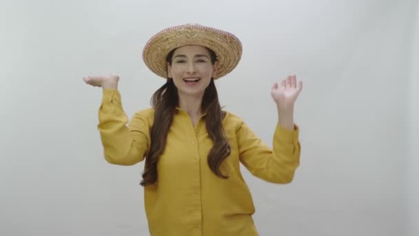 Carino Giocoso Giovane Donna Posa Indossando Sombrero Tradizionale Cappello Messicano — Video Stock