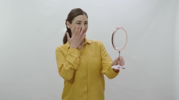 Mujer Sosteniendo Pequeño Espejo Comprobando Piel Pelo Mujer Joven Mirando — Vídeos de Stock