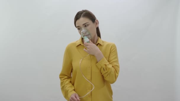 Healthcare Medicine Care Flu Illness Concept Woman Holding Masked Nebulizer — Stock Video