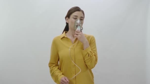 Sağlık Ilaç Bakım Grip Hastalık Konsepti Maskeli Bir Nebulizör Tutan — Stok video