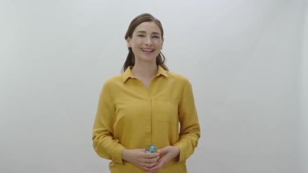 Kobieta Odizolowana Białym Tle Uśmiechnięta Aparatu Ludzie Szczere Uczucia Koncepcja — Wideo stockowe