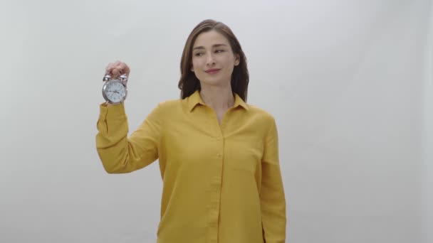 Портрет Молодої Жінки Тримає Маленький Годинник Жінка Показує Минув Час — стокове відео